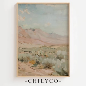 Può includere: Un dipinto di un paesaggio desertico con una catena montuosa sullo sfondo. Il primo piano è pieno di arbusti e piante in tonalità di verde, marrone e bianco. Il cielo è di un azzurro tenue con nuvole bianche.