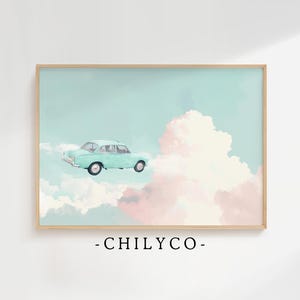 Peut inclure: Une voiture vintage bleu clair roulant à travers un nuage blanc moelleux sur un ciel bleu clair. La voiture roule vers la droite de l'image. Le nuage est partiellement rose et blanc. L'image a une esthétique vintage.