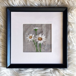 Daisy Blumen Zierrahmen Handarbeit auf Leinen