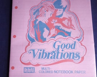Puede incluir: Cuaderno rosa con la frase "Good Vibrations" en una fuente retro. La portada presenta una pareja abrazándose, con detalles en azul y rojo. El cuaderno mide 26,7 cm x 20,3 cm y contiene 100 hojas.