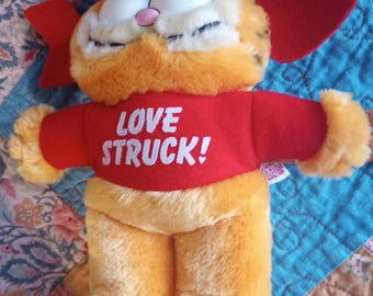 Garfield the Cat. Love Struck! Dakin brand. 1981. Super clean and vibrant. Nine inches tall, seven inches wide. Rare item.