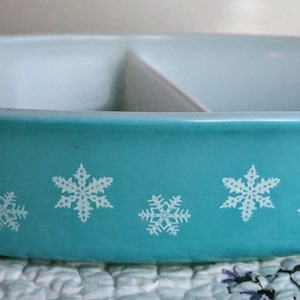 Vintage Pyrex Divided Casserole Dish. 1.5 Qt. White Snowflake on Turquoise. 1960&#39;s- 1970&#39;s. Excellent condition. 12.5 inches long, 8.5 wide.