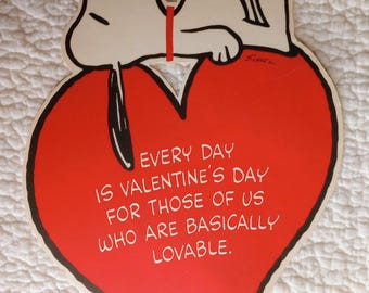 Puede incluir: Una tarjeta vintage del Día de San Valentín con Snoopy sobre un corazón rojo. El corazón tiene un borde negro y el texto "EVERY DAY IS VALENTINE'S DAY FOR THOSE OF US WHO ARE BASICALLY LOVABLE."