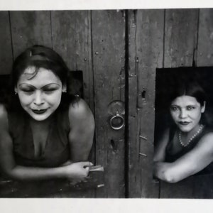 Henri Cartier-Bresson. Libro vintage de tapa dura. 85 págs. c. 1976. El libro de la fotografía por la apertura. Incluye folleto para la exposición en el museo. Envío gratuito.