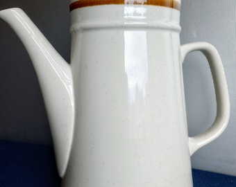 Old Brook Stoneware Collection Kaffeekanne/Teekanne. Leicht gesprenkelt. Zwei braune Streifen. Etwa Ende der 70er Jahre. Groß. 9 Zoll breit x 10,25 Zoll