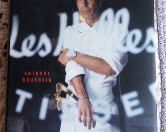 Keuken vertrouwelijk, avonturen in de culinaire onderbuik door Anthony Bourdain.HC/DJ. Eerste druk, tweede druk. c.2000.NF-toestand.