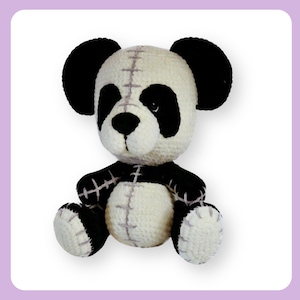 Puede incluir: Un peluche de panda de crochet con pelaje blanco y negro. El panda tiene detalles cosidos en su cuerpo y ojos negros.