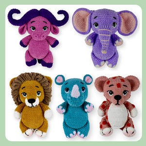 Puede incluir: Una colección de cinco juguetes de animales de ganchillo. Los juguetes incluyen un búfalo morado, un elefante morado, un león amarillo, un rinoceronte azul y un leopardo rosa. Cada juguete tiene detalles y está hecho con hilo suave.