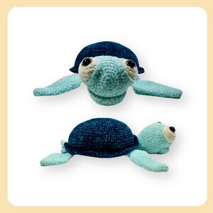 Puede incluir: Un juguete de peluche de tortuga azul y turquesa tejido a crochet. La tortuga tiene un caparazón azul y un cuerpo y extremidades turquesa. La tortuga tiene ojos grandes y blancos.