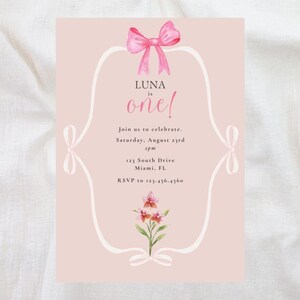 Rosa Schleife 1. Geburtstagseinladung, Rosa niedliche erste Geburtstagseinladung, bearbeitbare druckbare Vorlage, Canva-Vorlage, Mädchengeburtstag