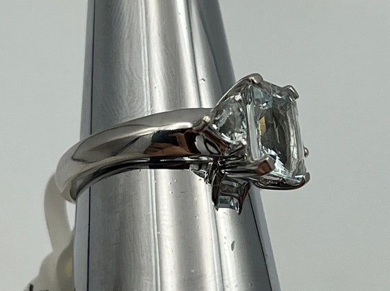 10k White Gold Aquamarine Ring, Size 7 - image 3
