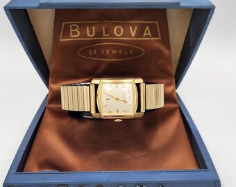 Vintage Classic Minimalist Gold Quartz Watch from Bulova Needs Batteries Vintage Classic Minimalist Gold Quartz Watch From Bulova  main image 4