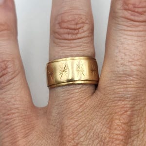 14k Yellow Gold Tru-Joy Brand Star Etched Wedding Band, Size 7.75