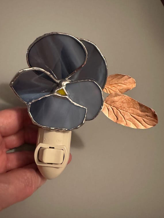 ステンドグラスのナイトライト - 銅の葉が付いた青いパンジー - Etsy 日本