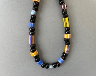 Collar de cuentas de vidrio multicolor