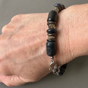 Armband aus blauen Steinperlen