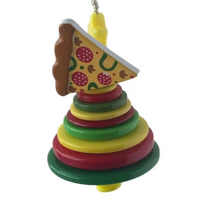 Puede incluir: Un adorno de árbol de Navidad de madera con forma de rebanada de pizza con ingredientes rojos y verdes. El árbol está hecho de anillos apilados en rojo, verde y amarillo.