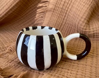 Caneca de cerâmica listrada feita à mão para café expresso: xícara de chá minimalista preta e branca (120 ml)