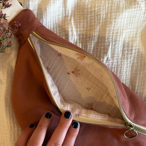 Sac banane rose & doré - élégante, discrète et pratique au quotidien