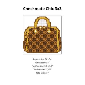 Può includere: Un modello a punto croce di una borsa con un design a scacchi marrone e oro. Il testo "Checkmate Chic 3x3" è in alto. La dimensione finita è di 7,6 x 7,6 cm.