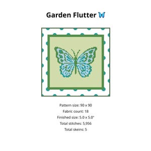 Könnte beinhalten: Ein Kreuzstichmuster mit dem Titel "Garden Flutter" mit einem türkisblauen Schmetterling auf hellgrünem Hintergrund, umrahmt von einem grünen Rand. Die fertige Größe beträgt 12,7 x 12,7 cm.