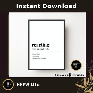 Puede incluir: Arte de pared imprimible en blanco y negro con la definición de la palabra "reaccionar" como "inmediato, emocional y sin pensar". El arte presenta el texto "HHFW Life" en un círculo dorado.