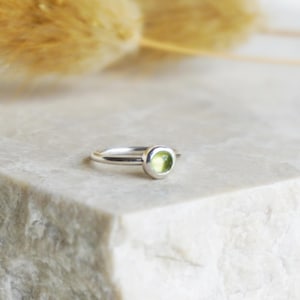 Aro daith de peridoto / piercing daith de plata / joyería para hélix / aro de cartílago verde / aro de hélix de plata / pendiente de caracola / pendiente de caracola