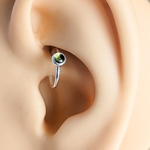 Aro daith de peridoto / piercing daith de plata / joyería de hélice / aro de cartílago verde / aro de hélice de plata / pendiente de caracola / pendiente de caracola