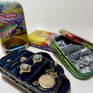 Pokémon Mini Zinn Schmuckschatulle Handmade Samt gefüttert Aufbewahrungskoffer Upcycled Sammler Geschenk für Fans