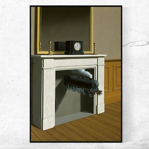 Puede incluir: Obra de arte surrealista enmarcada. Un tren negro emerge de una chimenea blanca. Un reloj, un espejo y candelabros están sobre la repisa. La obra está ambientada contra una pared con suelo de madera.