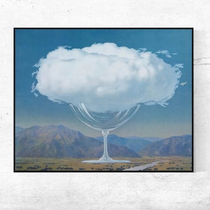 Può includere: Un dipinto surrealista di una nuvola bianca a forma di bicchiere da martini sopra un paesaggio di montagne e un fiume.