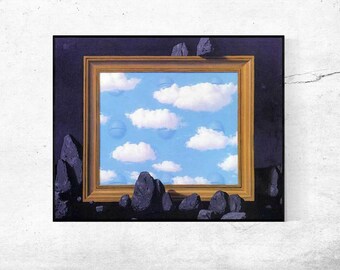 Pode incluir: Uma pintura surrealista de um céu com nuvens refletidas em um espelho emoldurado. O espelho é cercado por rochas escuras.