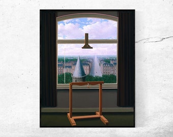 Puede incluir: Una pintura de una ventana con vista a una ciudad. La ventana está enmarcada en madera marrón y tiene una cortina blanca en el lado izquierdo. La vista fuera de la ventana muestra una ciudad con edificios y árboles. Hay un caballete de madera frente a la ventana con un lienzo en blanco.