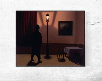Puede incluir: Un hombre con un traje oscuro y un sombrero se encuentra en una habitación tenuemente iluminada, mirando una farola encendida. La habitación tiene una cortina roja, un cuadro en la pared y una mesa con dos sillas.