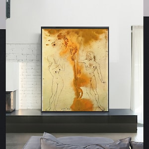 Puede incluir: Un dibujo en blanco y negro de tres figuras desnudas sobre un fondo amarillo y marrón. Las figuras están de pie en fila, con la figura del medio sosteniendo una serpiente. El dibujo está firmado "Dalí 1944" en la esquina inferior derecha.