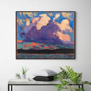 Peut inclure: Une peinture représentant un grand nuage violet foncé avec des reflets roses et orange, sur fond de ciel bleu. Le nuage est au-dessus d'une forêt vert foncé et d'une étendue d'eau.
