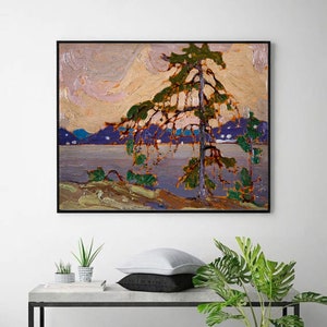 Pode incluir: Pintura de paisagem emoldurada com uma árvore alta e esguia com folhagem verde contra um fundo de um lago e montanhas. A obra de arte usa pinceladas grossas e uma paleta de verdes, azuis e tons terrosos, com um céu texturizado.