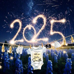 Annonce de grossesse pour le Nouvel An 2025 : feux d'artifice, cache-couche pour bébé et ciel étoilé dans un champ de fleurs