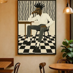 以下が含まれることがあります： テーブルに座っている人物が描かれた額入りのアートワーク。白黒の市松模様の床とストライプの背景があります。人物は白いシャツ、グレーのズボン、黒い靴を履いています。アートワークはカフェの環境に展示されています。