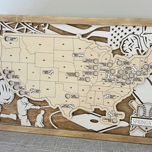 Panneau de signalisation de voyage Stadium Series Ligue américaine de baseball 11 x 18 po | Liste de contrôle de l'équipe | Grande enseigne encadrée avec imitation de bois
