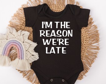 Jag är anledningen till att vi är sena - Rolig babybody - Babyshowerpresenter - Nyföddpresenter - Alltid sen baby