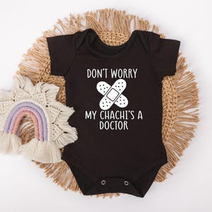 「Don't Worry My Masi's A Doctor」ベビーボディスーツ - Khala Love - Phuppo Love - Chachi Love - デシのベビーシャワーギフト - デシの妊娠発表