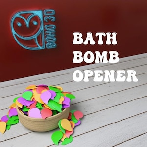 Puede incluir: Un cuenco tejido rebosante de confeti colorido en forma de hoja. La imagen presenta el texto "BATH BOMB OPENER" y un logotipo con un diseño de búho. El fondo es una mezcla de madera roja y blanca.