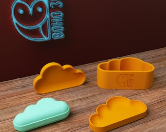 May include: Four cloud-shaped containers, two are orange and two are light blue. The containers are made of plastic and have a smooth finish. The containers are arranged on a wooden surface. The containers are labeled with the text "BOHO 3D".