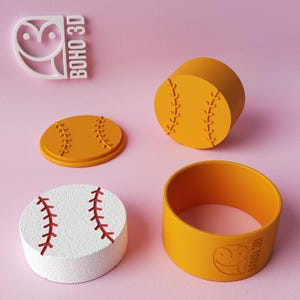 Könnte beinhalten: Eine Sammlung von 3D-gedruckten Baseball-Artikeln in Orange und Weiß. Enthält einen baseballförmigen Gegenstand, einen baseballförmigen Deckel, einen zylindrischen Baseball und einen Baseball-Ring. Das Logo "BOHO 3D" ist ebenfalls sichtbar.