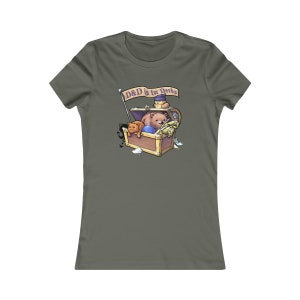 以下が含まれることがあります： クマ、猫、宝箱の漫画イラストが描かれた緑色のTシャツ。イラストの上に「D&D is for Nerds」という文字があります。