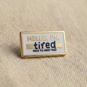 Hello I'm Tired Nametag Enamel Pin - Funny Mental Health Burnout Gift bild 1
