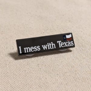 Broche de esmalte "I Mess With Texas" – Broche de lapela de paródia