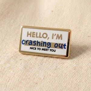Hello I'm Tired Nametag Enamel Pin - Funny Mental Health Burnout Gift bild 7