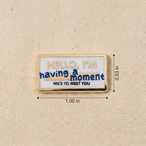 Hello I'm Tired Nametag Enamel Pin - Funny Mental Health Burnout Gift bild 5